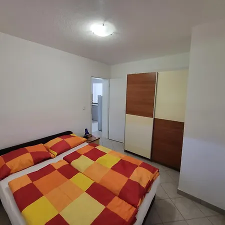 Apartment Fuer 2 Erwachsene Und 2 Razanac
